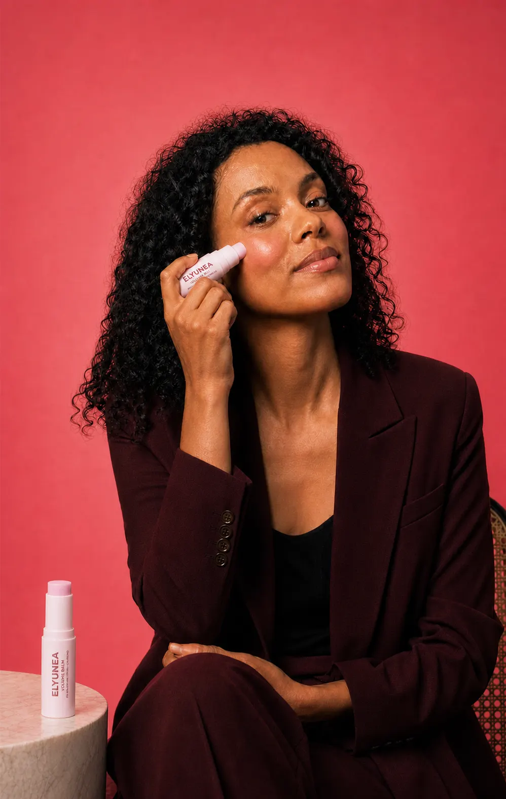 Mujer aplicando ELYUNEA
