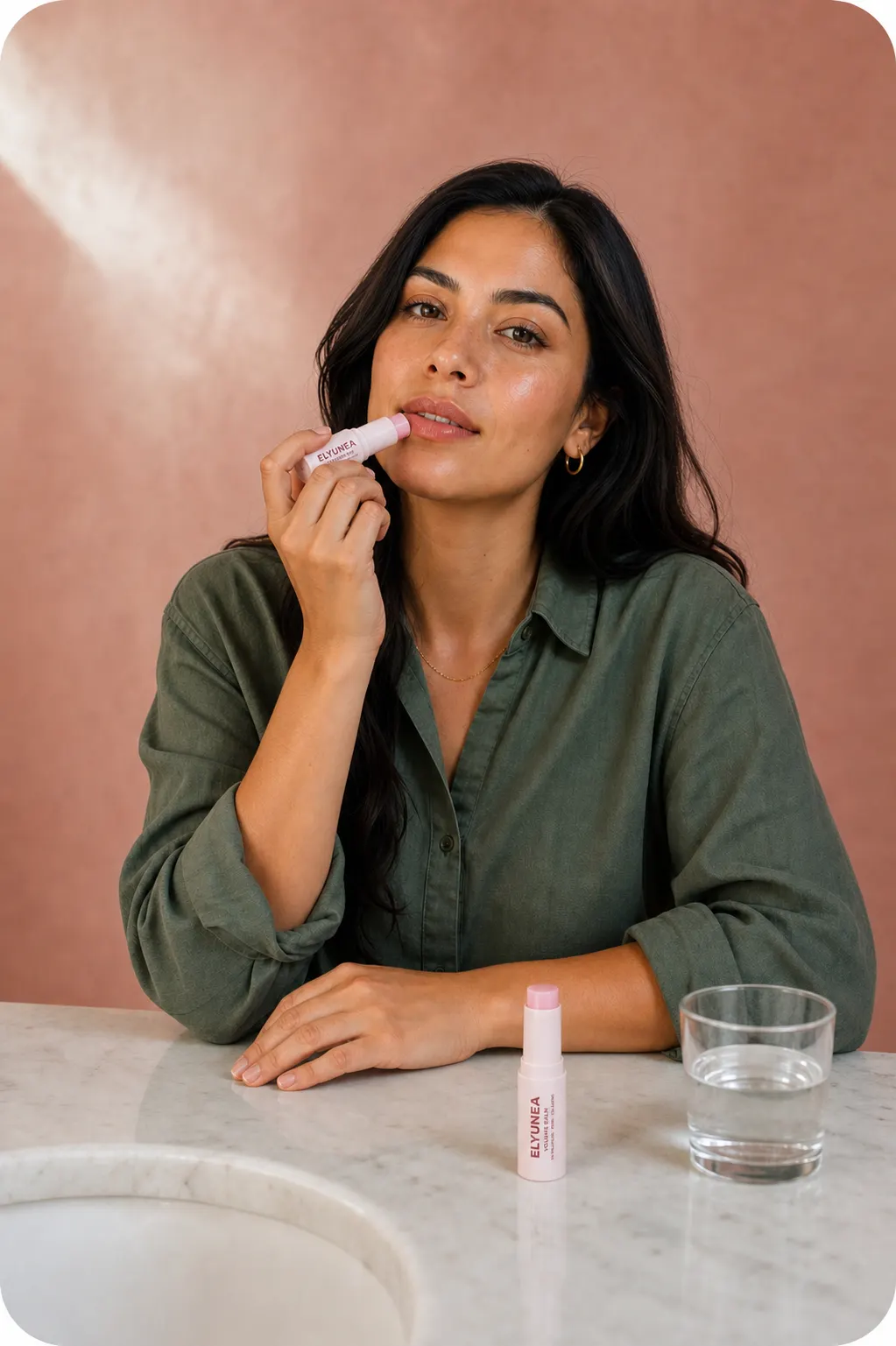 Mujer usando ELYUNEA