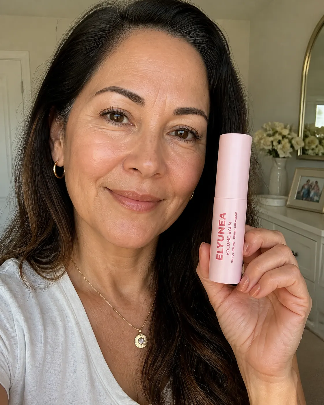 Clienta usando ELYUNEA Volume Balm en su rutina