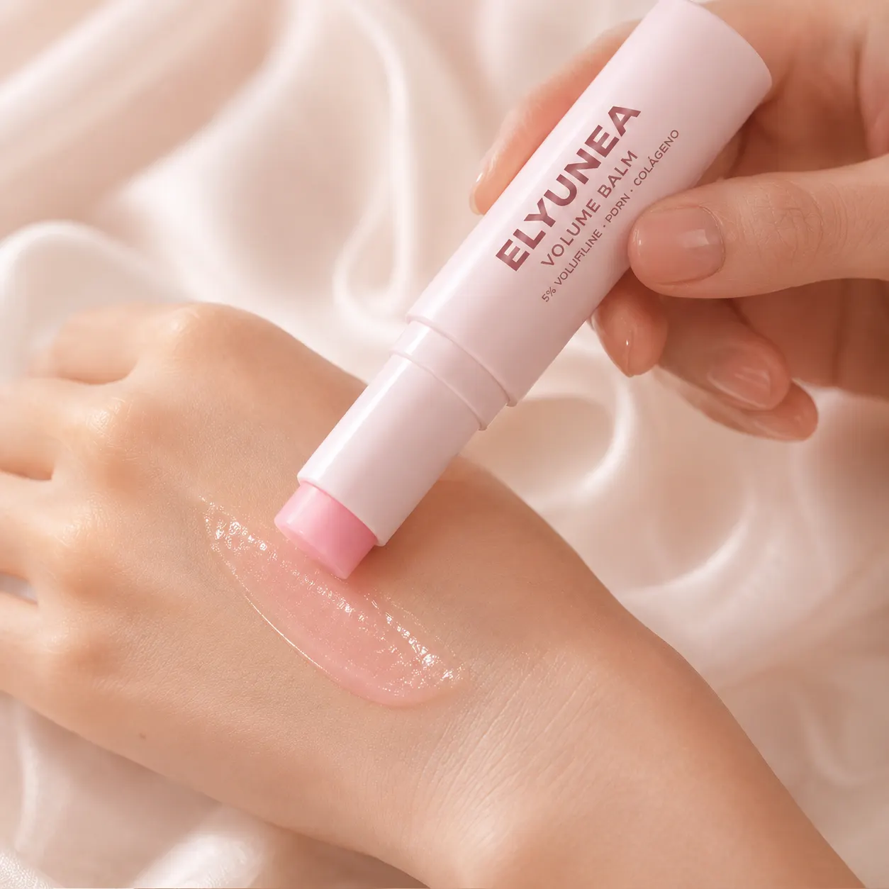 Aplicación de ELYUNEA Volume Balm